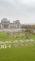 Kunstaktion zur Übergabe des Bürgergutachtens Demokratie 2019