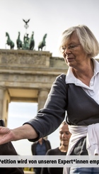 Constantin Grosch bei eine Demonstration vor dem Brandenburger Tor